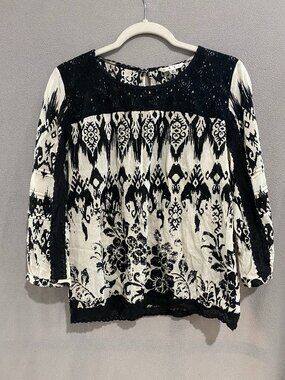 CAbi Black White Boho Lace Trim Blouse Size M Ikat Floral Peasant Top 3/4 Sleeve